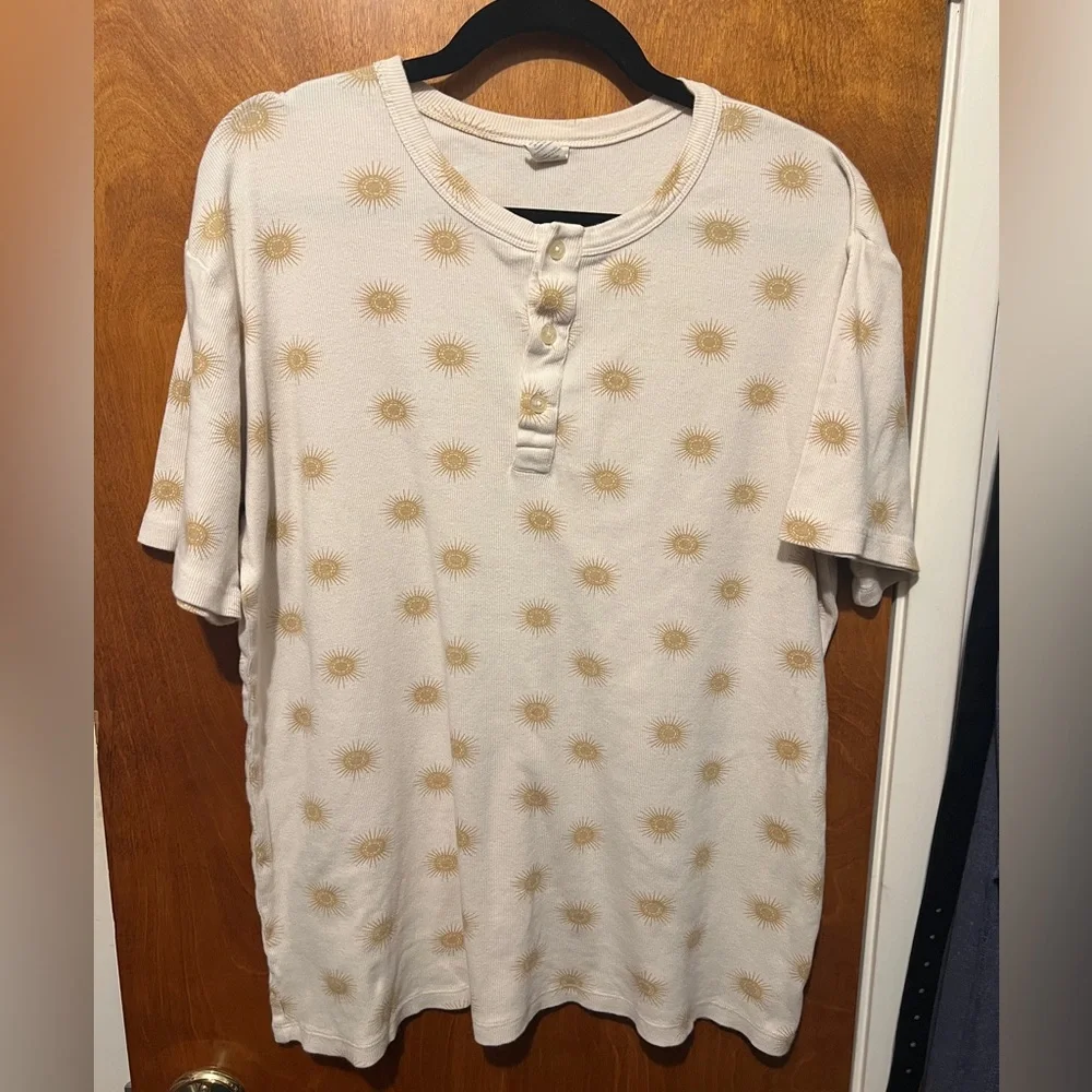 Kate Quinn Men's Sunburst Henley Shirt - Picture 1 of 4